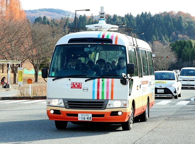 公道を走る自動運転のマイクロバス＝上郡町光都２