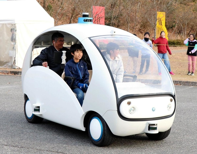小型の自動運転車に試乗する小学生ら＝上郡町光都２
