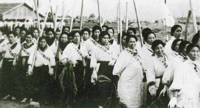「大日本国防婦人会」の女性たち。各地の会員は、かっぽう着にたすき姿で活動した（芦屋市提供）