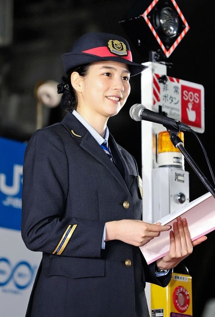 飲酒によるホームからの転落防止を呼びかけるのんさん＝６日午後、ＪＲ大阪駅