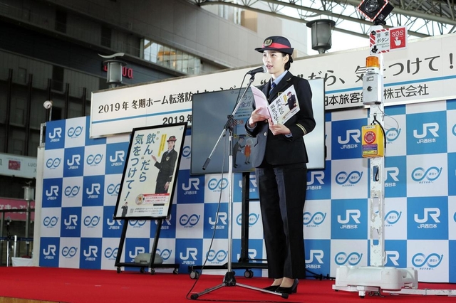 ホームからの転落防止を呼びかける女優ののんさん＝６日午後、ＪＲ大阪駅