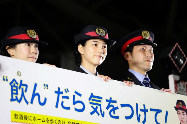 飲酒によるホームからの転落防止を呼びかける女優ののんさん（中央）＝６日午後、ＪＲ大阪駅