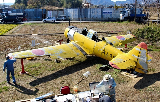 掩体壕に置かれた練習機「ＳＮＪー５」。黄色い機体が目を引く＝加西市鶉野町