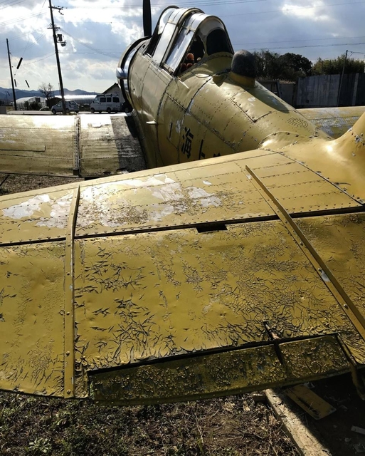 掩体壕に設置された練習機「ＳＮＪ－５」＝加西市鶉野町