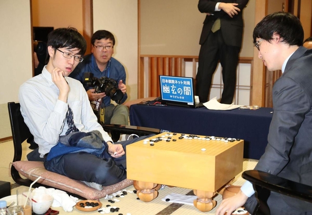 天元戦第４局で井山裕太天元（右）に敗れ、盤上を見詰める許家元八段＝９日午後４時５２分、洲本市のホテルニューアワジ（撮影・吉田敦史）