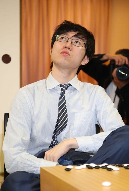天元戦第４局で井山裕太天元に敗れ、感想戦で宙を見つめ思案する許家元八段＝９日午後４時５２分、洲本市のホテルニューアワジ（撮影・吉田敦史）