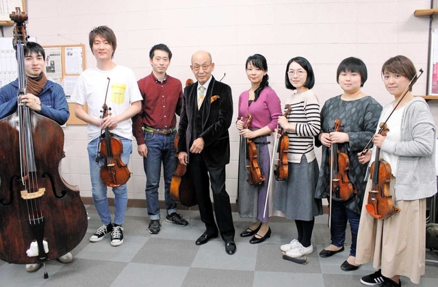 日本テレマン協会の「テレマン室内オーケストラ」の主要メンバーと延原武春さん（左から４人目）＝夙川教会