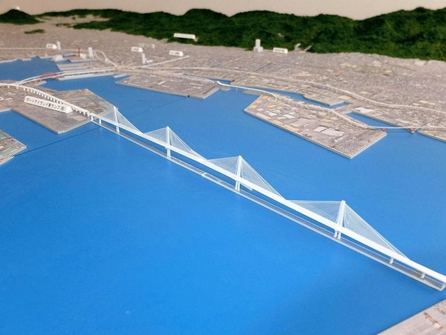 大阪湾岸道路西伸部の新港・灘浜航路に架かる「連続斜張橋」の模型
