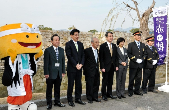 「ちょこっと関西歴史たび」をＰＲするＪＲ西や赤穂市の関係者＝赤穂市上仮屋