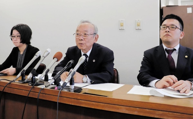 調査報告書の内容について見解を述べる野口善國弁護士（中央）ら＝１２日午前、神戸市役所