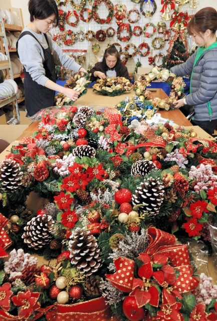 出荷作業が大詰めを迎えているクリスマスリース＝神戸市須磨区弥栄台３