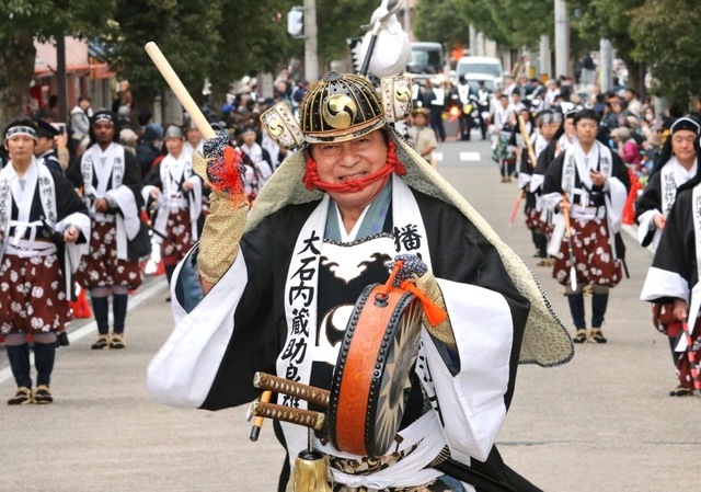 大石内蔵助役の高橋英樹さんを先頭に進む義士行列＝１４日午後、赤穂市（撮影・小林良多）