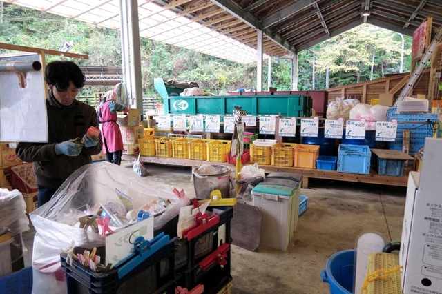 ごみステーションには整然と分別用ケースが並ぶ