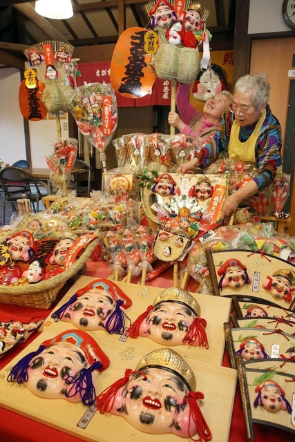 西原多知江さん（右から２人目）らが作る十日えびすの縁起物＝西宮市社家町