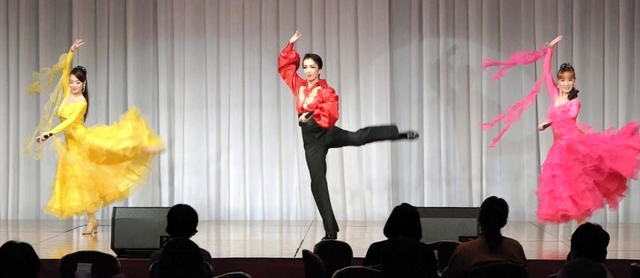 コンサートで永遠鉄道を歌って踊る（左から）珠まゆらさん、愛音羽麗さん、美乃杏花さん＝１０月８日、神戸市中央区（陽うららさん提供）