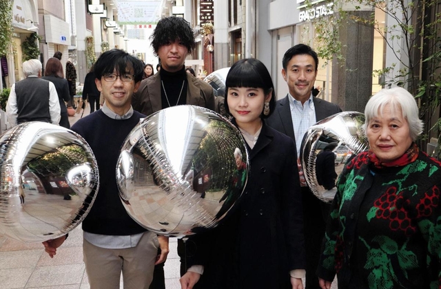 風船を使用した都市実験を企画した建築家の津川さんと三宮本通商店街振興組合員ら＝神戸市中央区三宮町２、三宮本通商店街