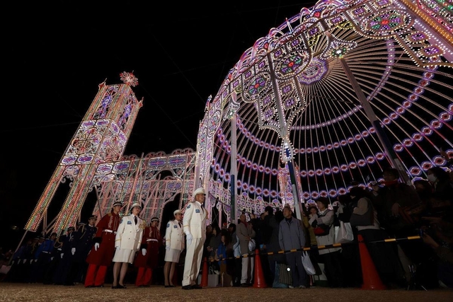 消灯直前の神戸ルミナリエ。儀礼服姿の警備員らが、阪神・淡路大震災犠牲者の霊を追悼した＝１５日夜、神戸市中央区加納町６、東遊園地（撮影・吉田敦史）