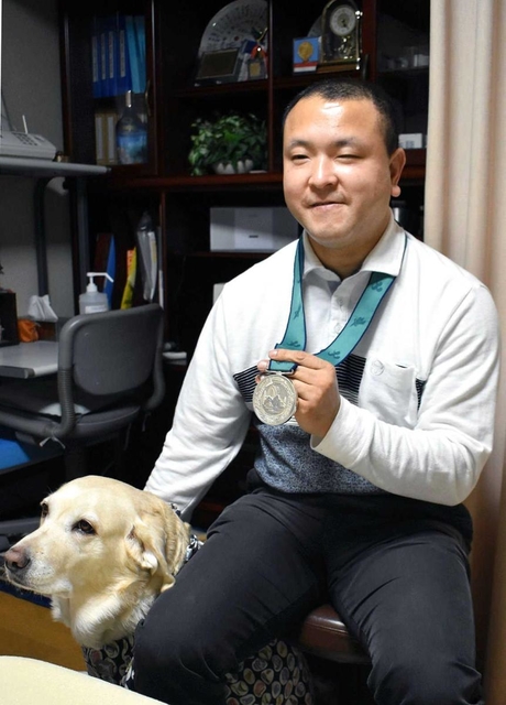 シドニー大会の銀メダルを手にする斉藤晃司さん＝三田市武庫が丘４（撮影・名倉あかり）