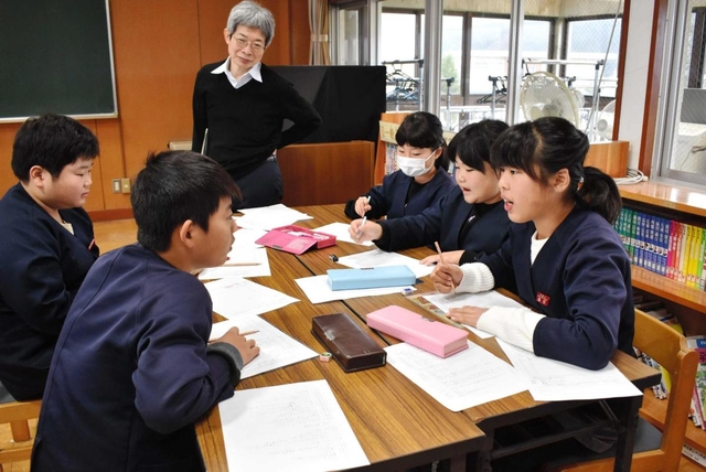 せりふを考える子どもたちの様子を見る平田オリザさん＝豊岡市土渕、中筋小学校