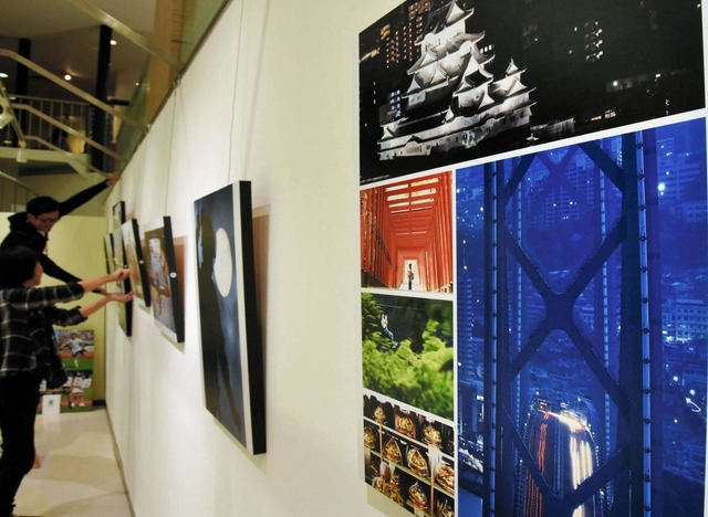 今年を象徴する作品が並んだ会場＝１８日午後、さんちかホール（撮影・中西幸大）