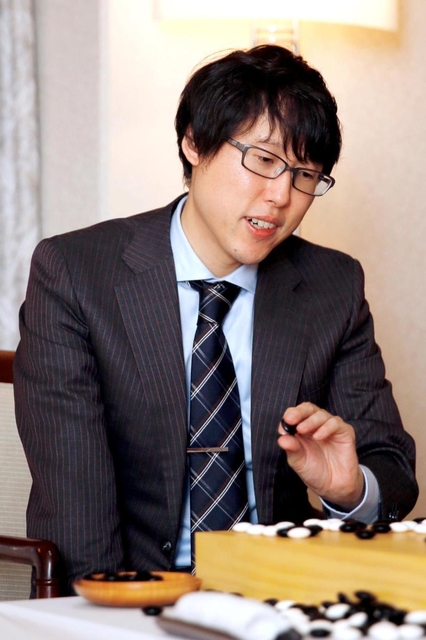 ５連覇を達成し、感想戦で対局を振り返る井山裕太天元＝１８日午後、徳島市、徳島グランヴィリオホテル