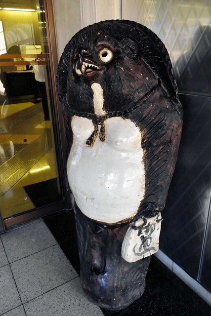 ４代目「明石ポン太」襲名が決まったタヌキの焼き物＝明石市役所