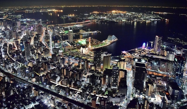 神戸の上空からの夜景。色とりどりの街明かりが宝石のように輝く＝神戸市中央区
