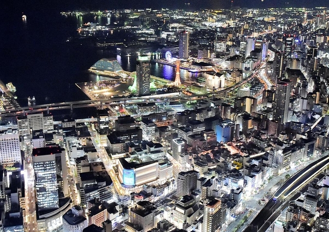 夜のとばりの中でキラキラ輝く神戸市街＝神戸市中央区（撮影・中西幸大）