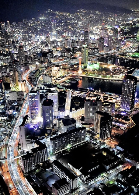 夜のとばりの中でキラキラ輝く神戸市街＝神戸市中央区（撮影・中西幸大）
