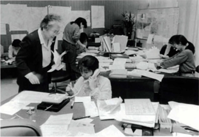 阪神・淡路大震災直後、日本看護協会の現地対策本部が置かれた県立看護大の学長室。左が南裕子さん（兵庫県立大提供）