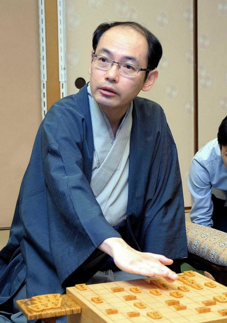 終局後、第７局の感想を話す木村一基新王位