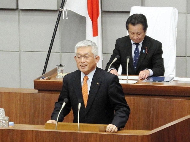 来春に住民投票条例の制定を目指す方針を表明した明石市の泉房穂市長＝２０日午後、明石市議会