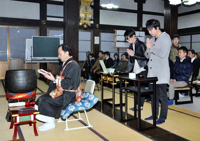 実験で命を奪われた虫に感謝し、焼香するアース製薬の社員ら＝赤穂市坂越、妙道寺