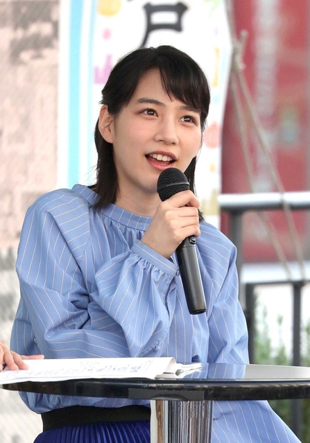 神戸新聞まつりで地元への思いを語るのんさん＝９日午後、姫路市駅前町、ＪＲ姫路駅前（撮影・吉田敦史）