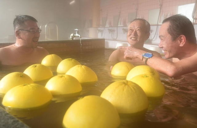 甘酸っぱい香りに包まれ、湯を堪能する入浴客＝２１日午前、湊山温泉（撮影・秋山亮太）