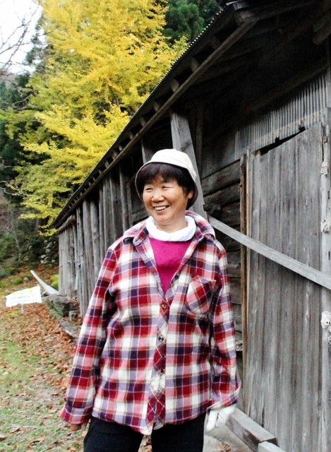 熱田の家屋の前に立つ吉田真佐子さん。「移住したくてしたわけではなかった」と当時の住民の思いを代弁する＝香美町小代区新屋