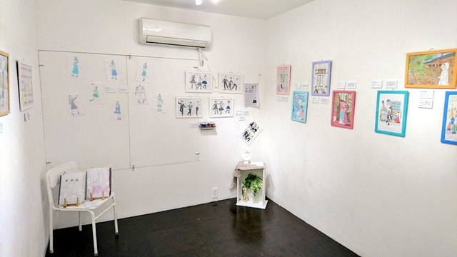 「こうべのこどもたち１９９５ー２０２０　東京展」の会場の様子＝デザイン・フェスタ・ギャラリー原宿（こもりあやみさん提供）