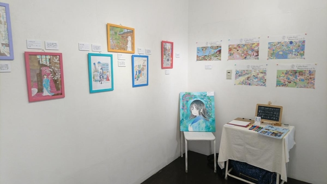 「こうべのこどもたち１９９５ー２０２０　東京展」の会場の様子＝デザイン・フェスタ・ギャラリー原宿（こもりあやみさん提供）