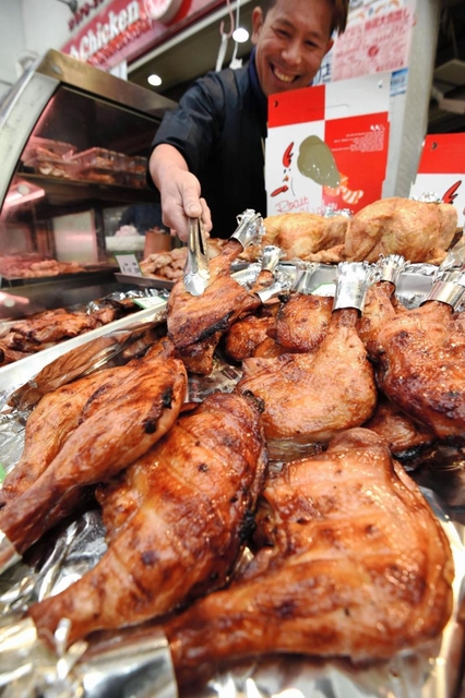 こんがりと焼き色を付け、店頭に並ぶチキン＝２３日午前、神戸市中央区日暮通４