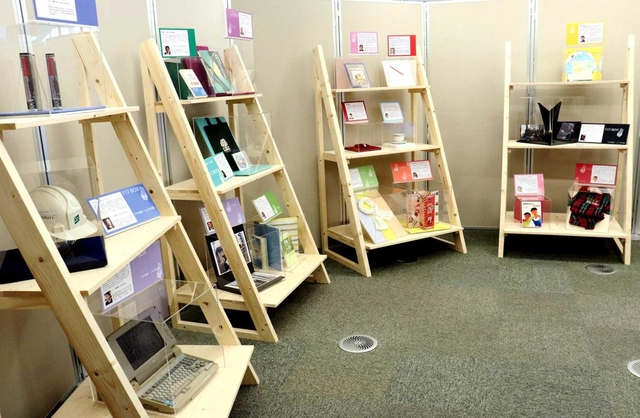 震災時の思いが詰まった品が並ぶ会場＝神戸市中央区脇浜海岸通１、人と防災未来センター