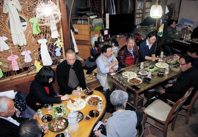 被災地ＮＧＯ恊働センターが４月から月１回開いている「寺子屋勉強会」。熱い議論は深夜まで続く＝１８日、神戸市兵庫区中道通２