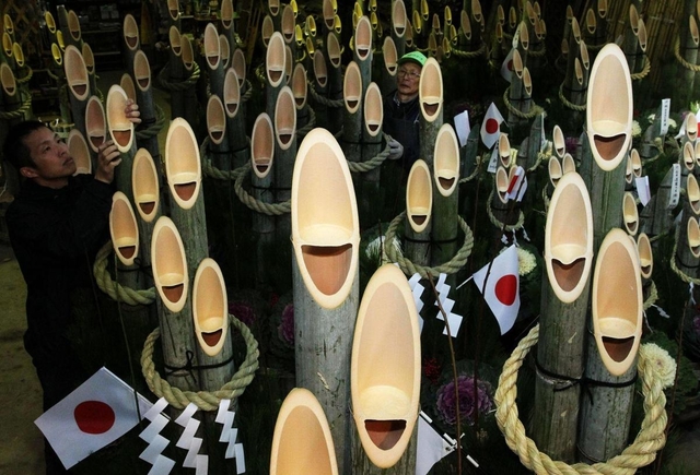 竹の切り口が笑顔に見える門松＝小野市垂井町（撮影・笠原次郎）