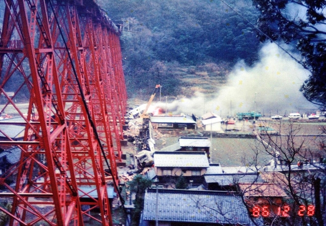 神戸新聞NEXT|総合|余部鉄橋列車転落33年 変遷撮り続ける地元写真家