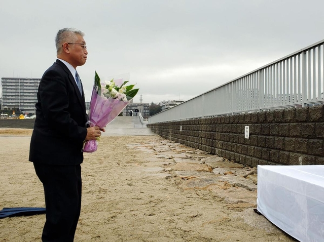 砂浜事故現場で献花する泉房穂市長＝明石市大蔵海岸通１