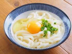 こちらが本物の「うどん」（karinrin/stock.adobe.com）