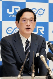 ＪＲ西日本の社長に就任し会見する長谷川一明氏＝２日午前、大阪市北区