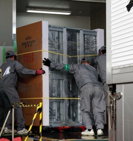 京のあった場所に設置される富岳の計算機＝３日午前、神戸市中央区港島南町７（撮影・鈴木雅之）