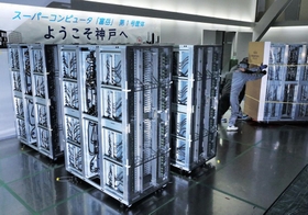 理研内部に運び込まれたスパコン「富岳」＝３日午前、神戸市中央区港島南町７（撮影・鈴木雅之）