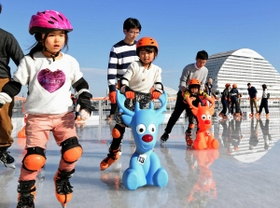 港のアイススケートを楽しむ親子ら＝神戸市中央区東川崎町１（撮影・後藤亮平）