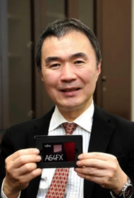 スーパーコンピューター「京」の後継機「富岳」の中央演算処理装置（ＣＰＵ）を手に話す松岡聡・理研計算科学研究センター長